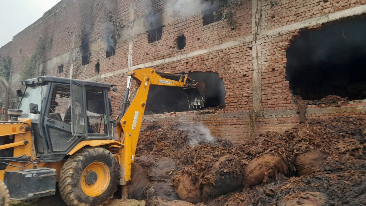 तम्बाकू गोदाम में लगी आग,अफरा तफरी